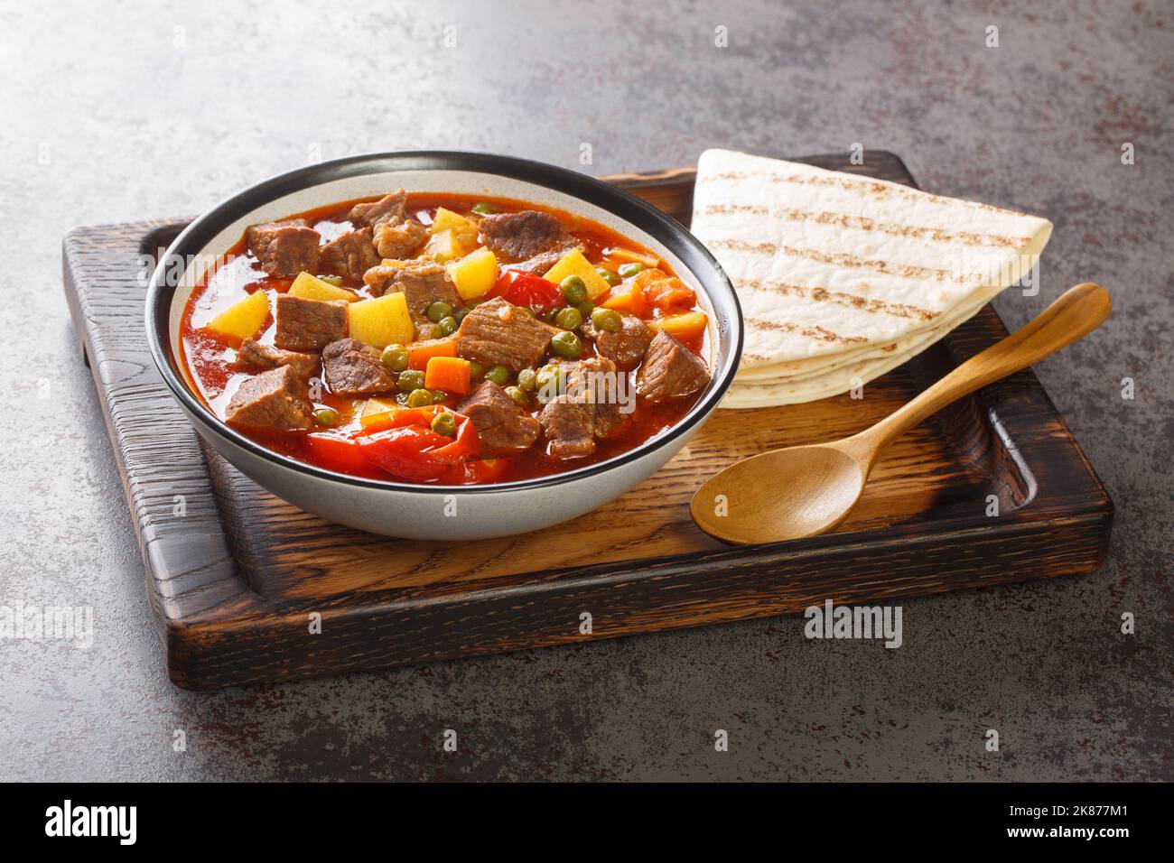 Délicieuse cuisine turque traditionnelle Forêt Kebab dans le bol sur la table. Horizontale Banque D'Images