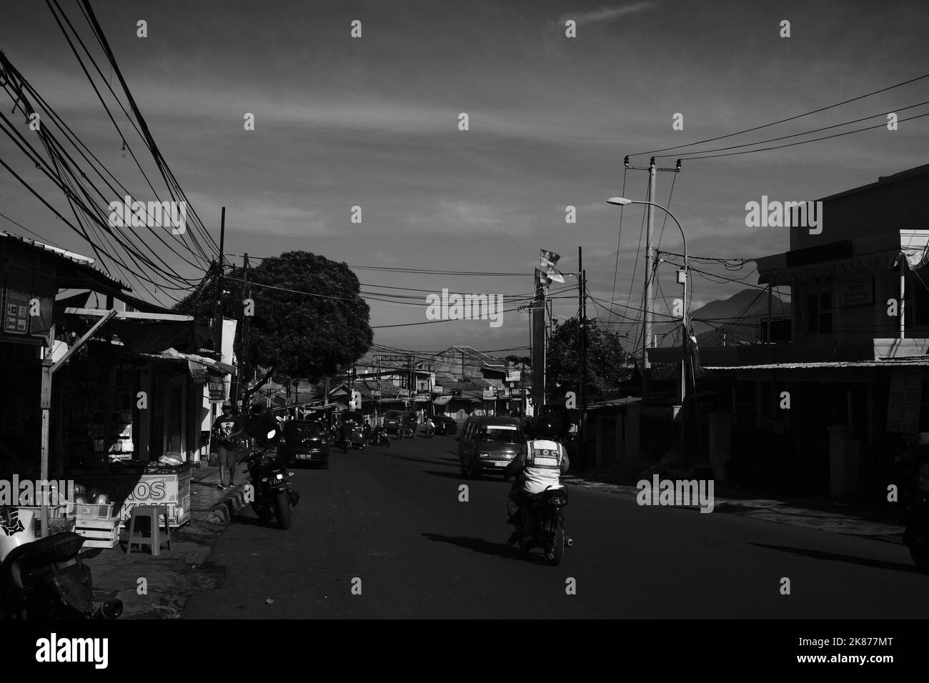 Bandung, West Java, Indonésie - 14 octobre 2022 : photos monochromes, photos en noir et blanc des activités des résidents sur l'autoroute Banque D'Images
