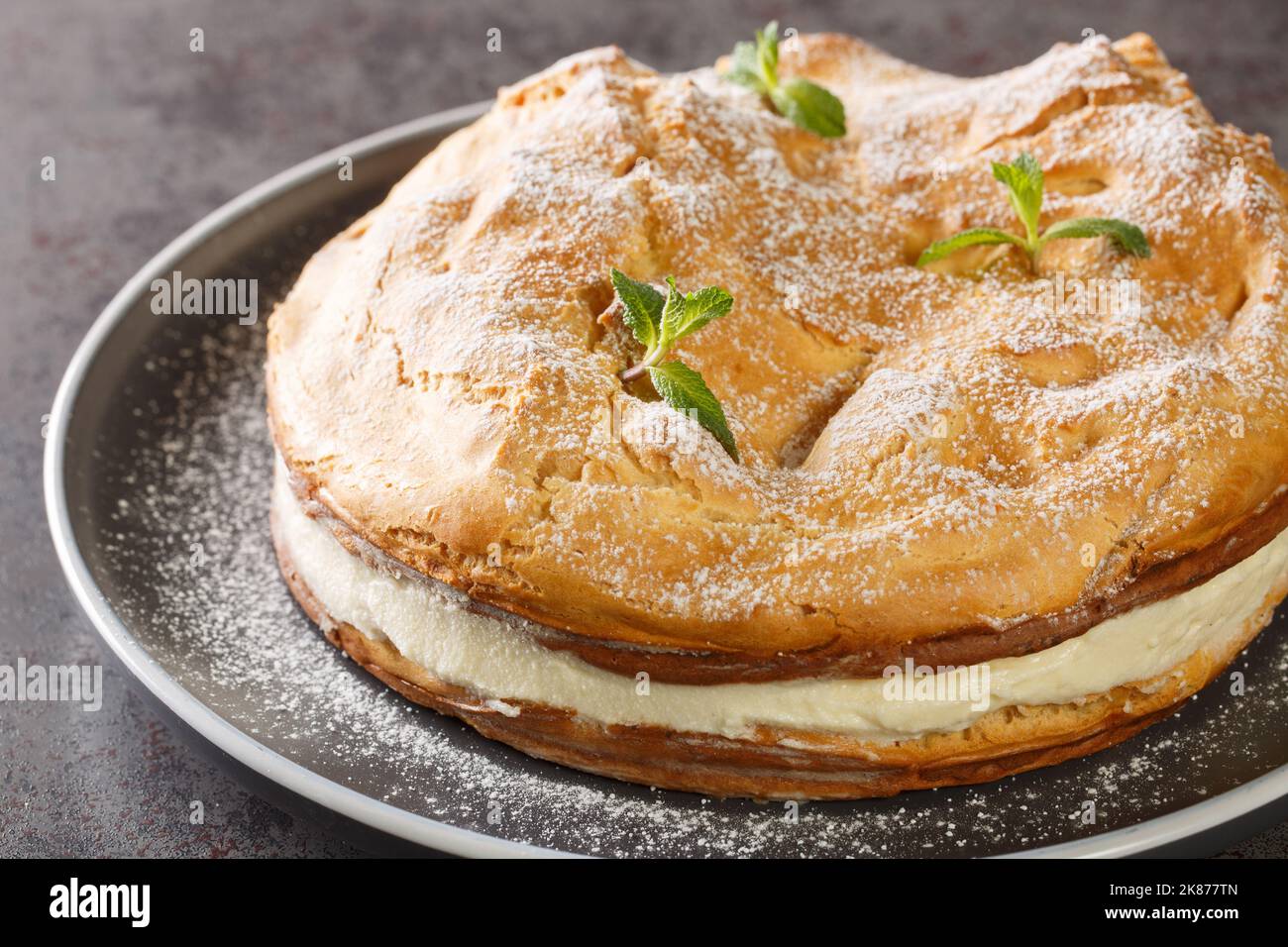 Le gâteau Eclair Karpatka est en fait une bouffée de crème géante, deux couches de pâte de choux qui sont remplies d'une quantité généreuse de crème anglaise vanille closeu Banque D'Images