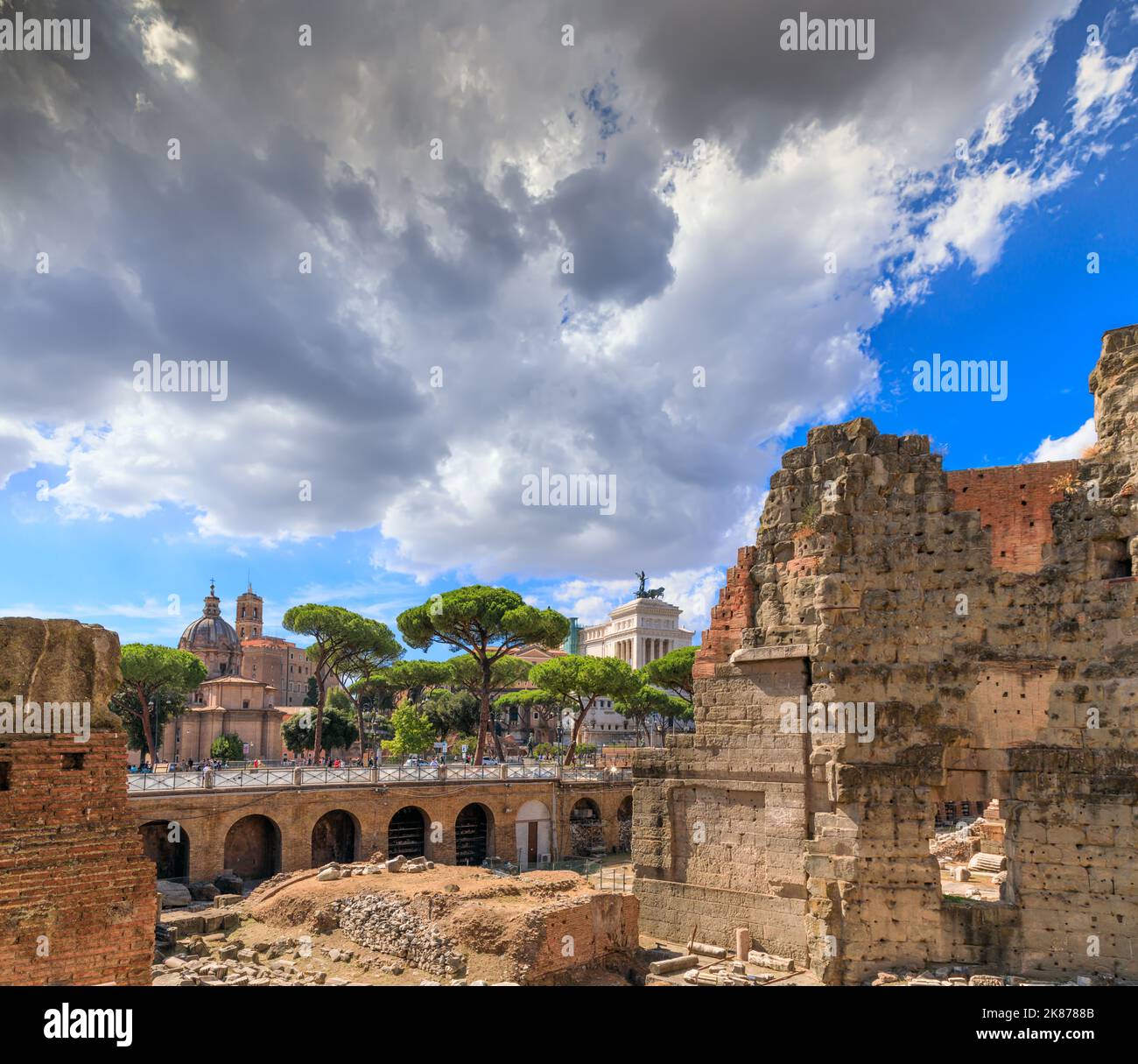 Paysage urbain de Rome : les ruines du Forum de Nerva et de la via dei Fori Imperiali, en arrière-plan l'autel de la paix. Banque D'Images