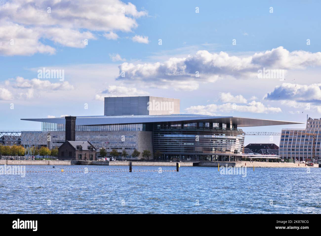 Copenhague, Danemark - septembre 2022 : vue sur l'eau de l'Opéra de Copenhague (opéraen), un bâtiment contemporain conçu par l'architecte Henning Larsen Banque D'Images
