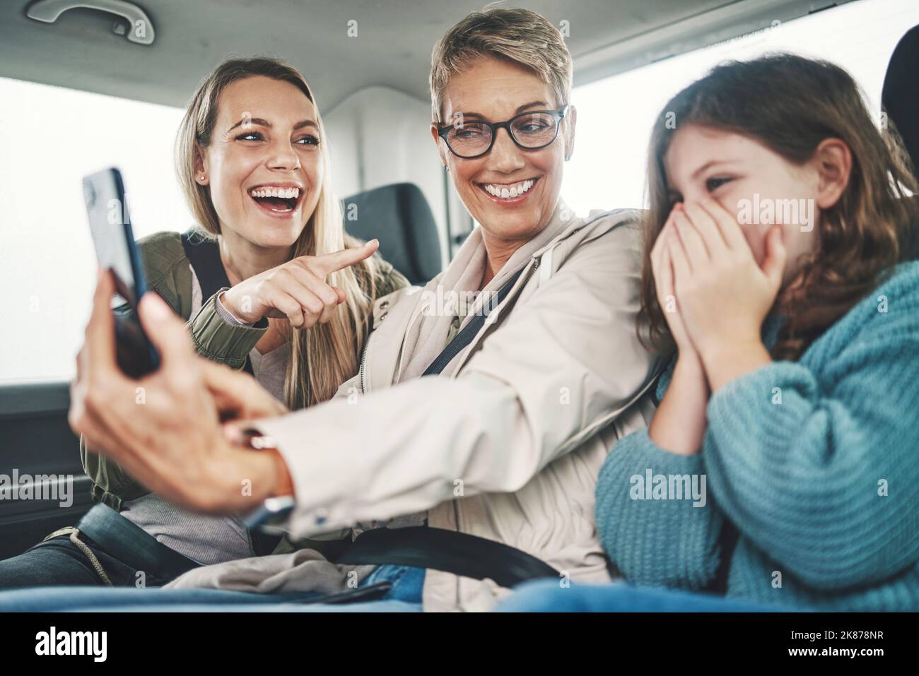 Téléphone, voyage en voiture ou voyage avec une famille selfie d'une fille, mère et grand-mère dans une voiture pour des vacances ou des vacances. Collage, photographie et Banque D'Images