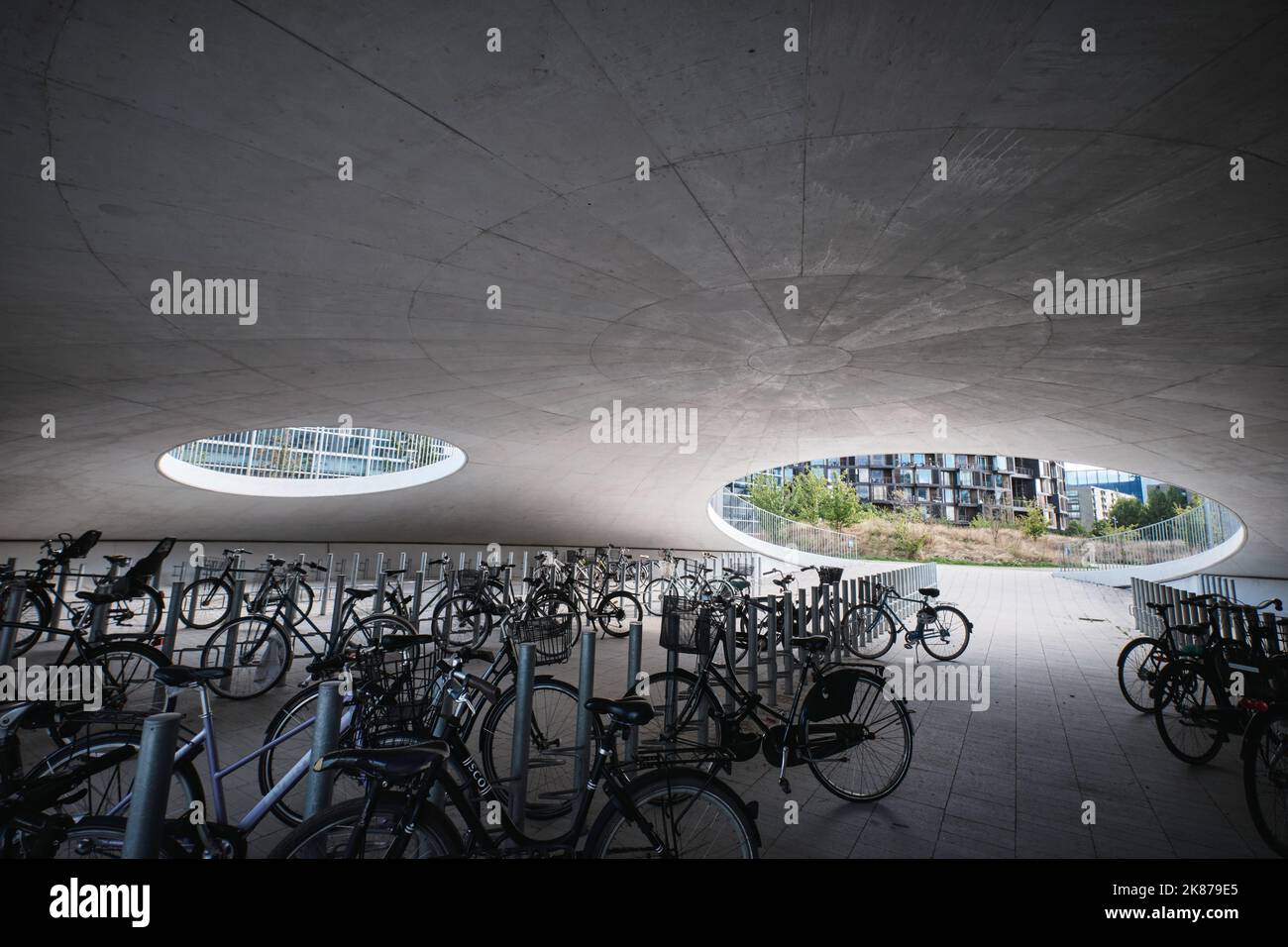 Copenhague, Danemark - septembre 2022 : place publique Karen Blixens Plads et parking à vélo avec paysage en forme de dôme à l'université conçu par Cobe Banque D'Images