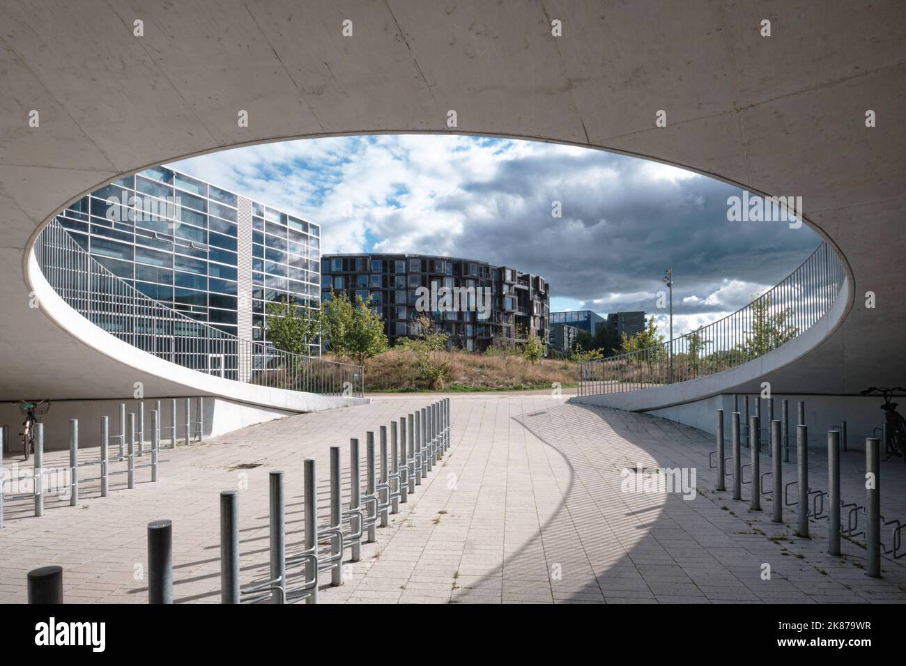 Copenhague, Danemark - septembre 2022 : place publique Karen Blixens Plads et parking à vélo avec paysage en forme de dôme à l'université conçu par Cobe Banque D'Images