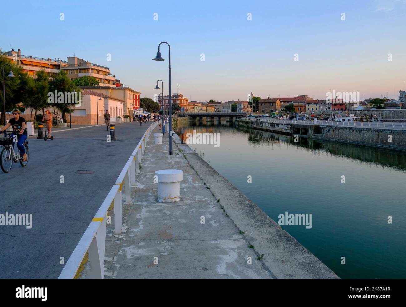 Juillet 2022 Senigallia, Italie : vue sur le canal de Senigallia, Italie au coucher du soleil sur l'architecture. Vue sur la ville. Carte postale de la ville Banque D'Images
