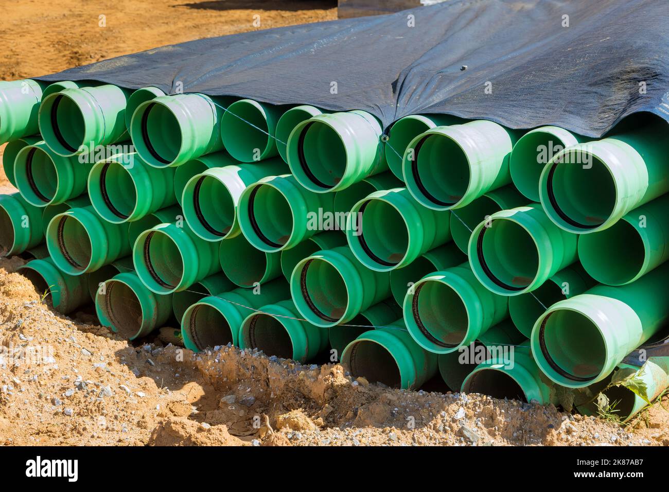 Tuyaux en plastique vert PVC sur le matériau d'égout du chantier de construction Banque D'Images