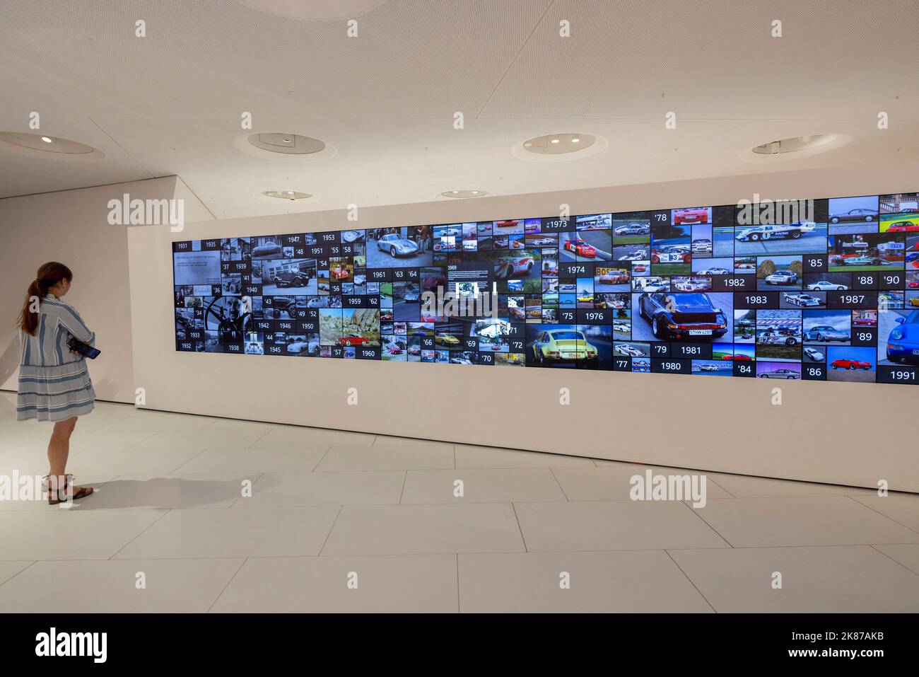Femme regardant la chronologie des modèles Porsche, le musée Porsche, Stuttgart, Allemagne Banque D'Images