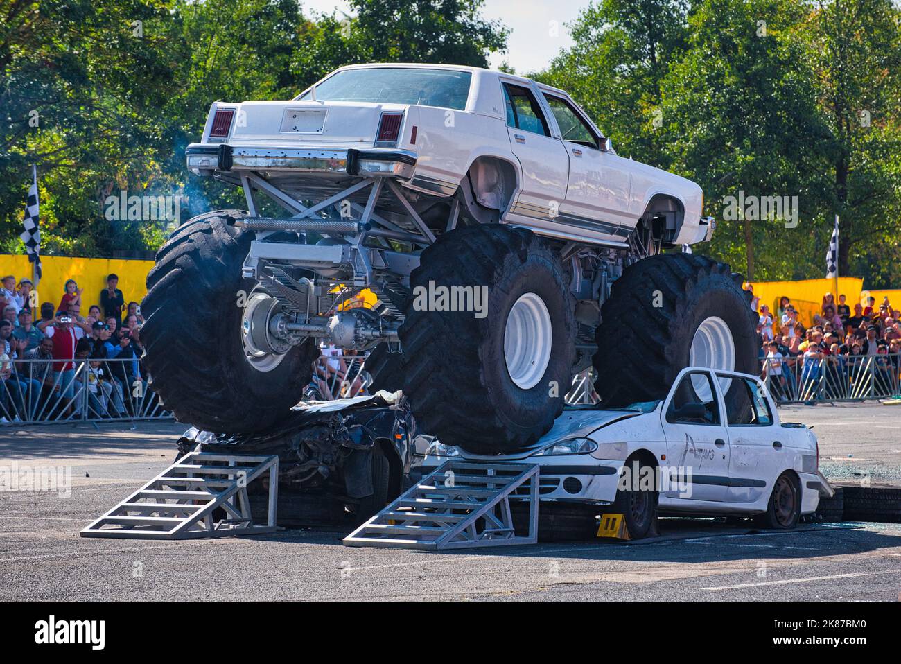 FRANCFORT AM MAIN, ALLEMAGNE - SEPT 2022: White Monster Truck Ford LTD  Crown Victoria crushes voiture, Monster Truck auto show Photo Stock - Alamy