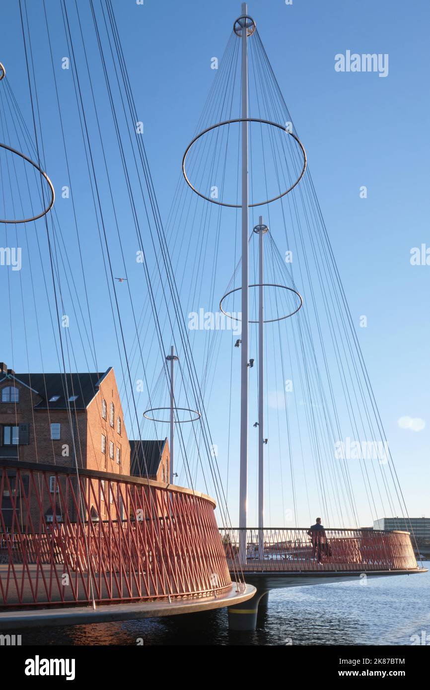 Copenhague, Danemark - septembre 2022 : vue sur le pont circulaire, Cirkelbroen en forme de mâts conçus par Olafur Eliasson à Christianshavn Banque D'Images