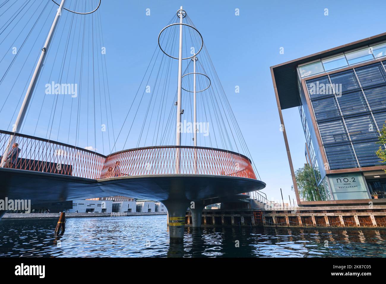 Copenhague, Danemark - septembre 2022 : vue sur le pont circulaire, Cirkelbroen en forme de mâts conçus par Olafur Eliasson à Christianshavn Banque D'Images