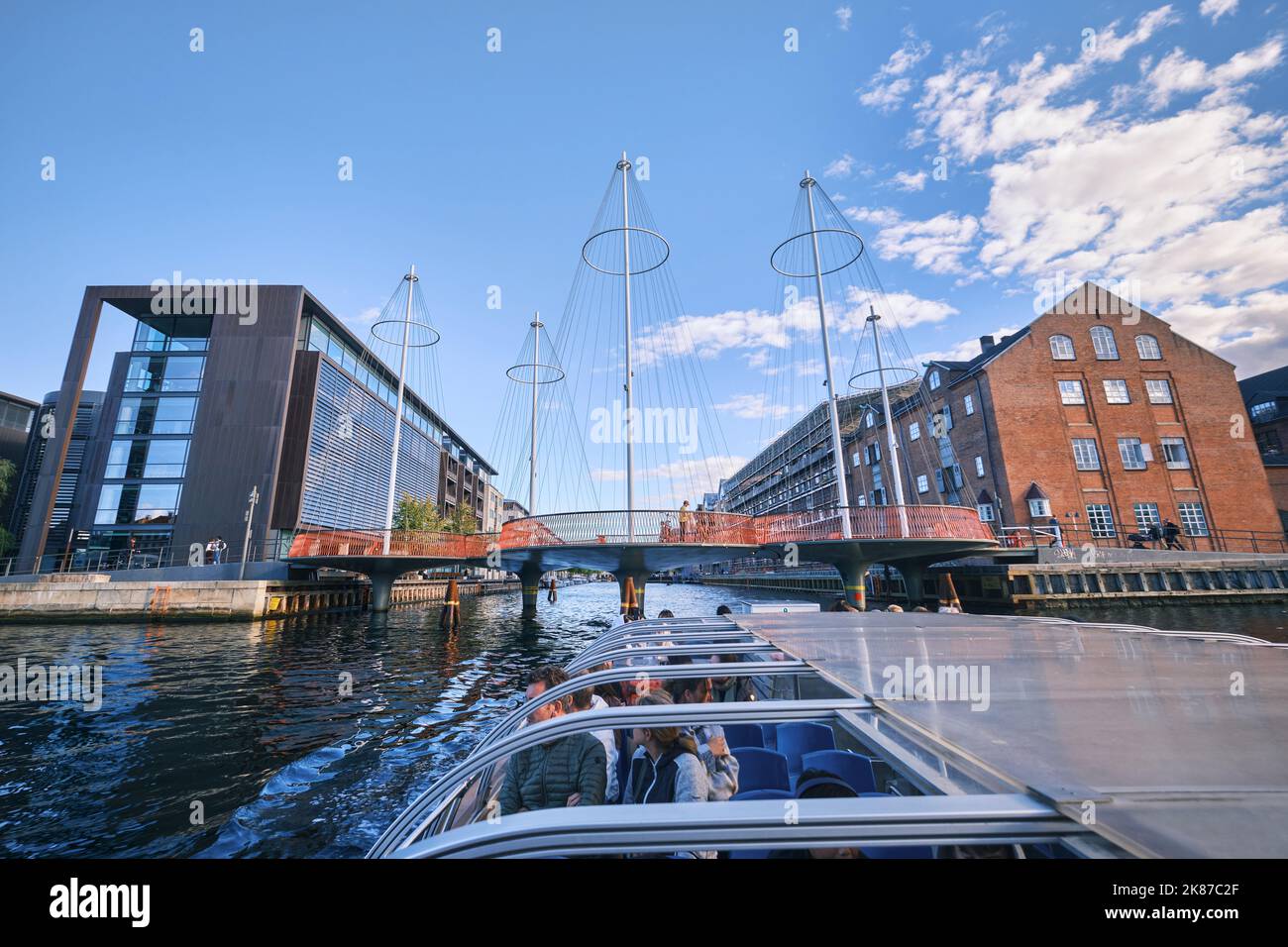 Copenhague, Danemark - septembre 2022 : vue sur le pont circulaire, Cirkelbroen en forme de mâts conçus par Olafur Eliasson à Christianshavn Banque D'Images