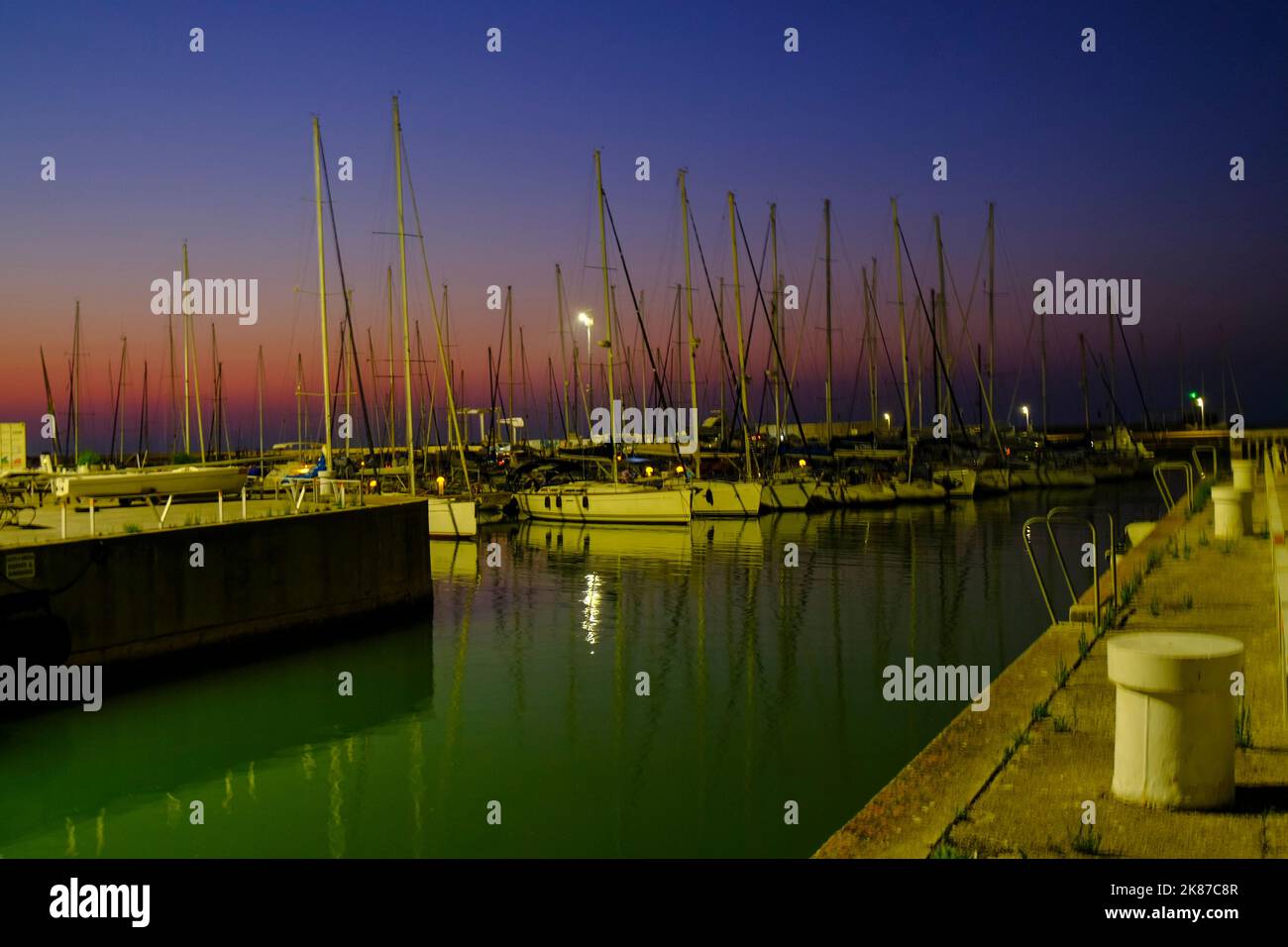 Vue sur le port de Senigallia, en Italie, au coucher du soleil sur les yachts et les bateaux. Vue sur la ville. Carte postale de la ville Banque D'Images