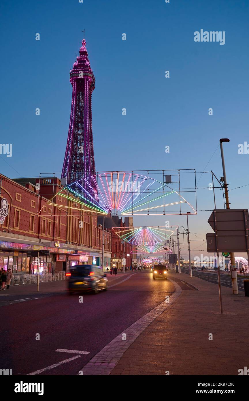 Le front de mer de Blackpool et la tour dans les illuminations Banque D'Images