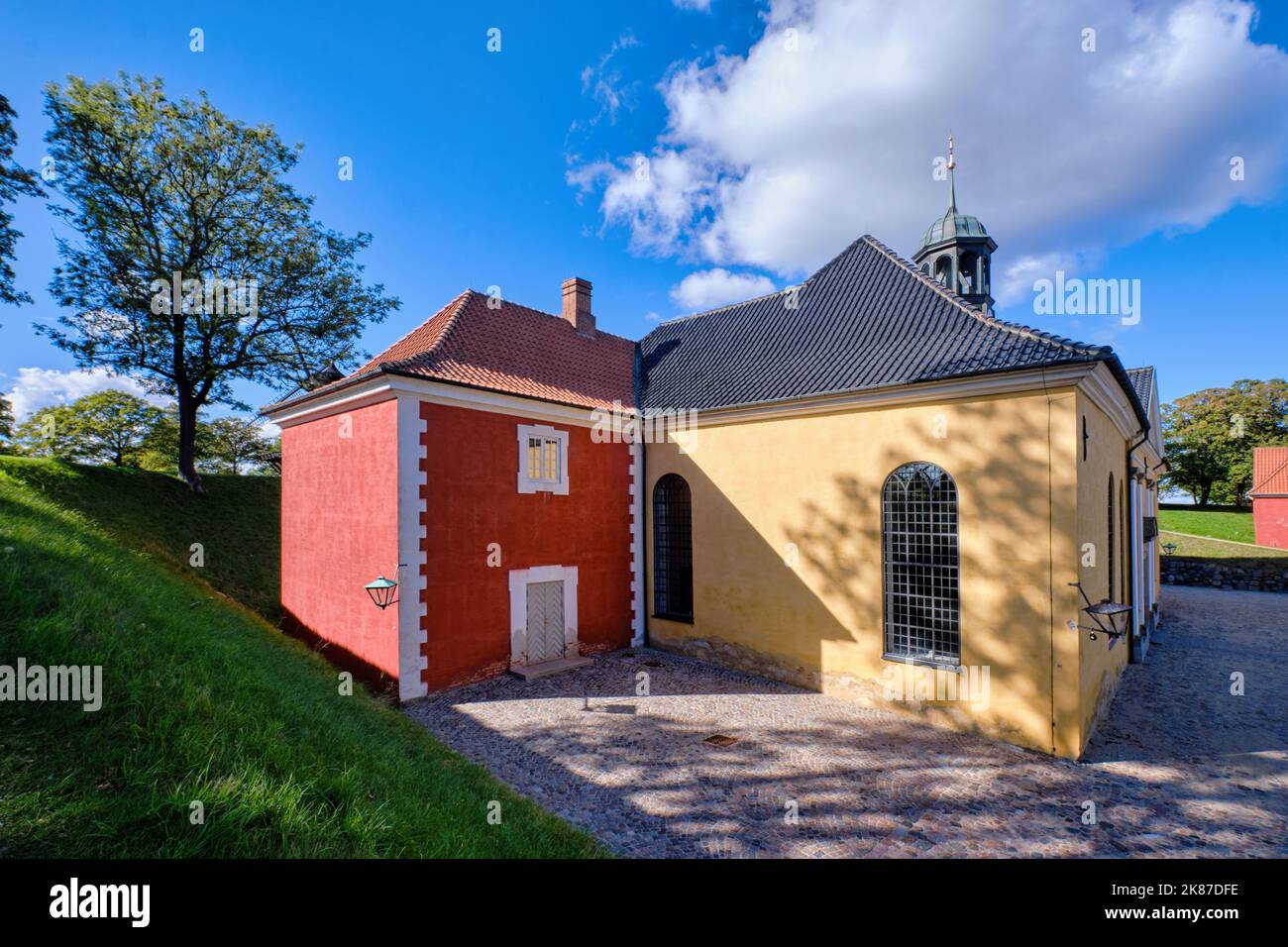 Copenhague, Danemark - septembre 2022 : casernes de la citadelle de Kastellet, qui a de beaux bâtiments jaunes et rouges sur le site Banque D'Images