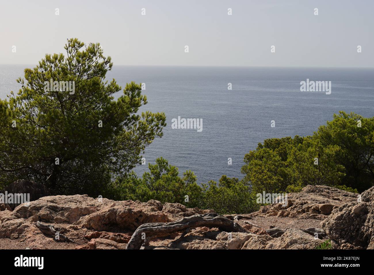 Belle vue d'une colline à la mer Méditerranée à Cala Ratjada, espace copie Banque D'Images