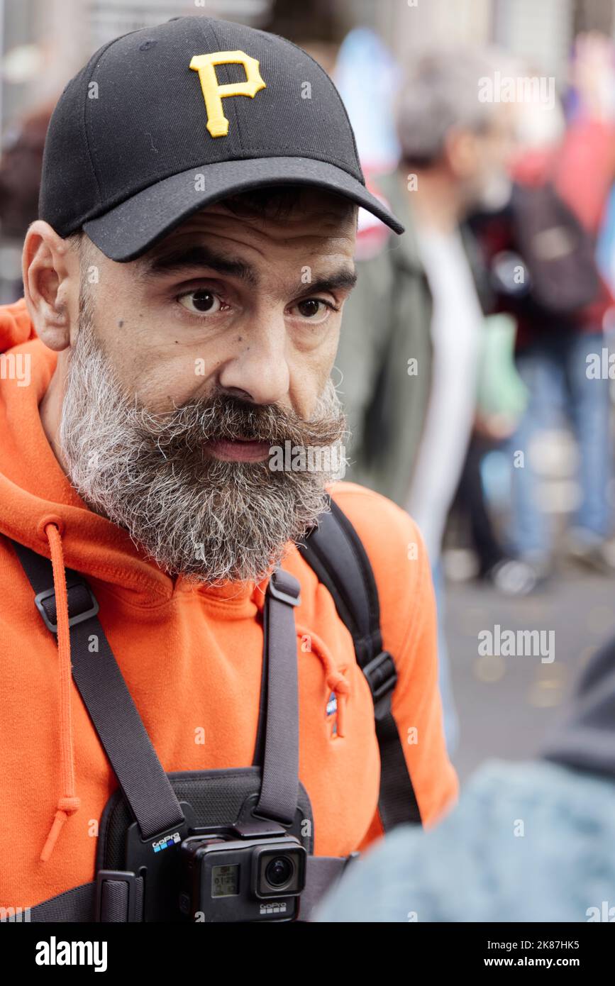 Paris, France. 16th octobre 2022. Jérôme Rodrigues assiste à la manifestation pour les salaires plus élevés, les pensions de retraite, les minima sociaux à Paris, France. Banque D'Images