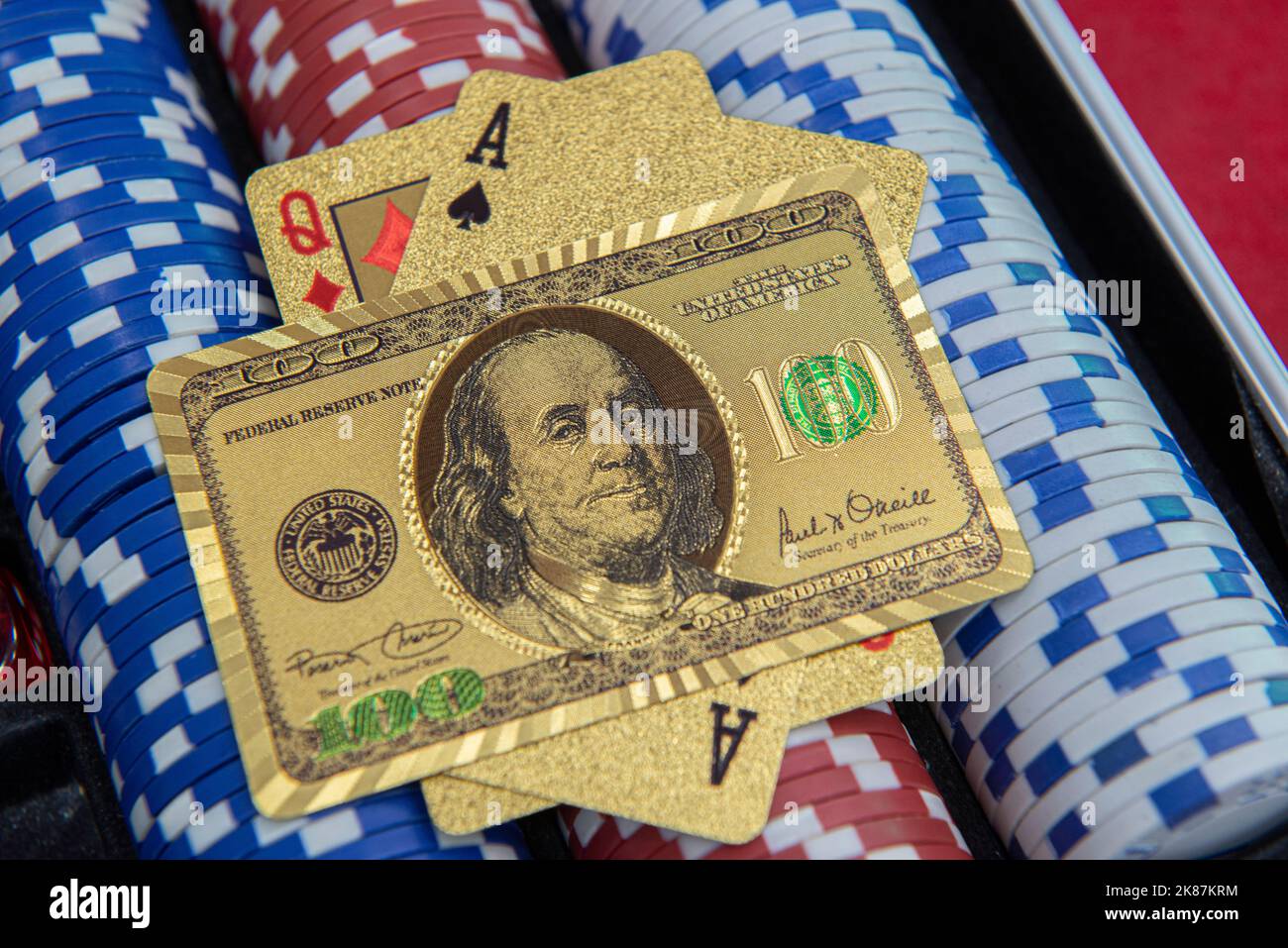 Atibaia, Brésil. 7 octobre 2022 : deux as sur les jetons de poker. Double Aces est le plus grand du Poker, l'un des jeux de cartes les plus populaires au monde et au wi Banque D'Images