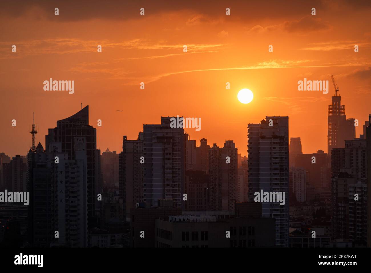 SHANGHAI, CHINE - 21 OCTOBRE 2022 - des bâtiments sont vus au coucher du soleil à Shanghai, Chine, le 21 octobre 2022. Banque D'Images