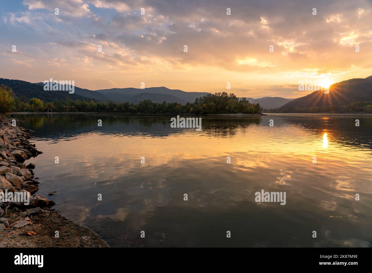 Magnifique coucher de soleil sur le danube depuis Visegrad Hongrie avec des collines et des rochers Banque D'Images