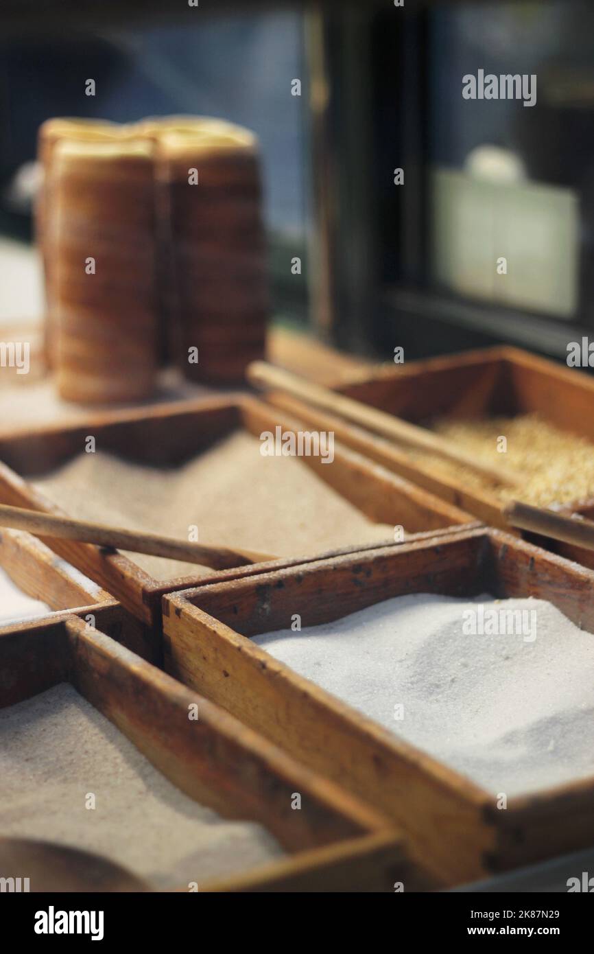 Marché de Noël boulangerie vue avec variété de garnitures dans des boîtes en bois. Gâteau de cheminée collation traditionnelle pour les vacances de Noël. Banque D'Images