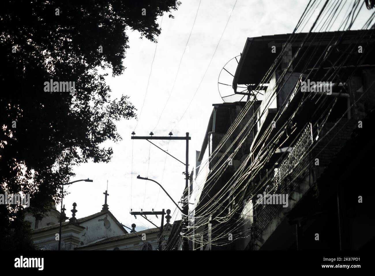 Salvador, Bahia, Brésil - 12 décembre 2021: Pôle utilitaire parmi les maisons et les arbres dans le quartier de Rio Vermelho. Banque D'Images