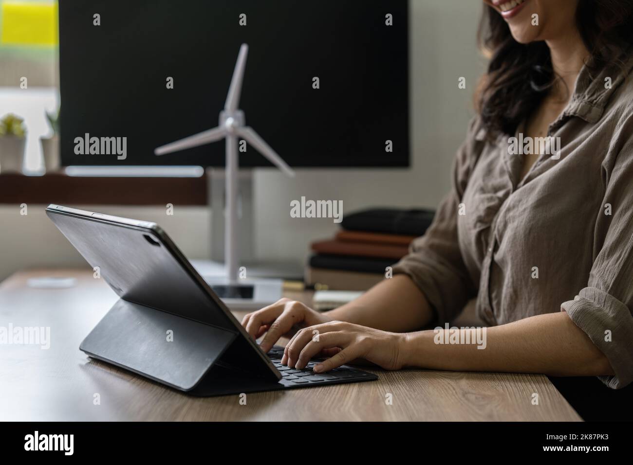 Agent immobilier montrant un projet d'énergie pour une future maison. Concept de développement de l'énergie verte Banque D'Images