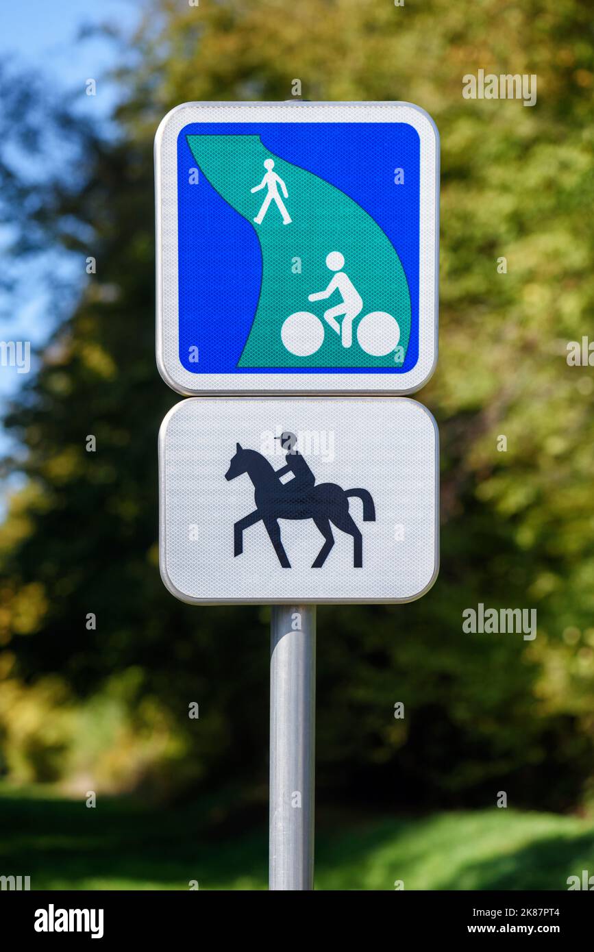 Panneau de chemin d'accès à usage partagé (réservé aux marcheurs, motards et motards) affiché sur une voie verte française, réservé à un usage récréatif ou à la protection de l'environnement. Banque D'Images