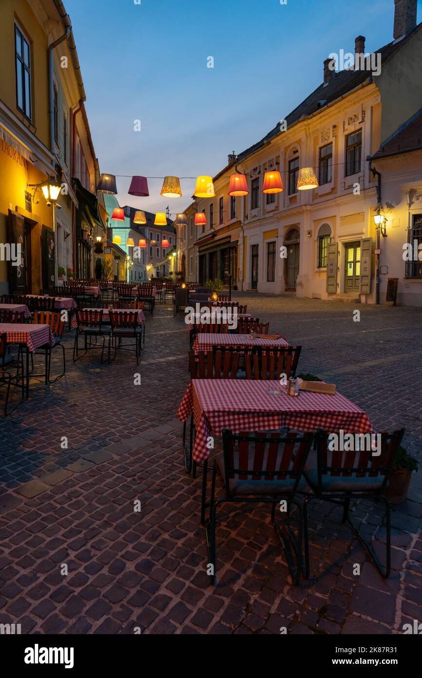 10.21.2022 - Szentendre, Hongrie: Place principale avec de belles lumières de ville à Szentendre Hongrie à côté de Budapest avec des décorations colorées de bannière Banque D'Images