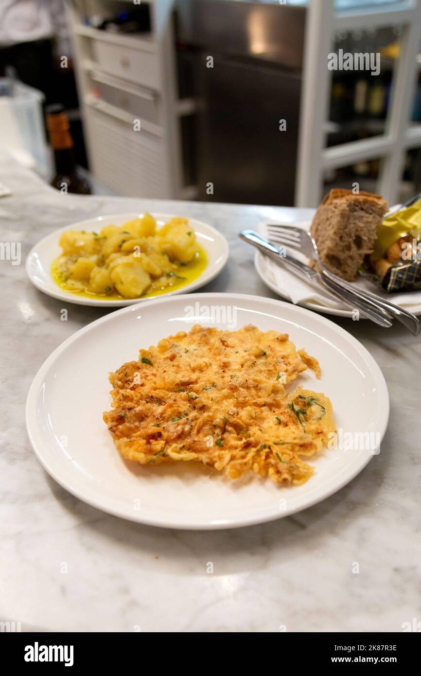Tortillitas de Camarones, beignets de crevettes espagnols au Restaurante El Faro de Cádiz, Cadix, Andalousie, Espagne Banque D'Images