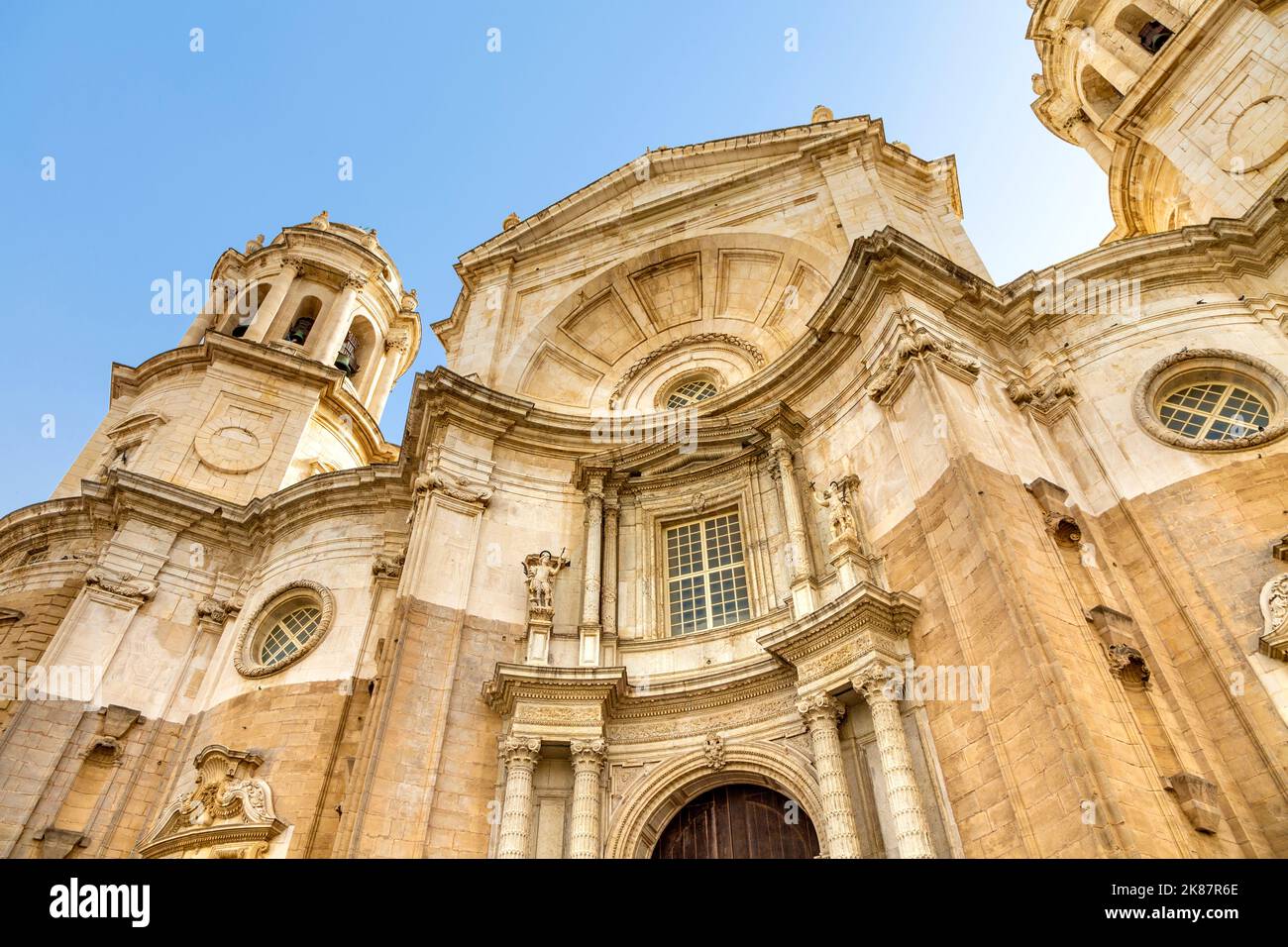 Façade de la cathédrale de Cadix de style baroque et néoclassique (Catedral de Cádiz, Catedral de Santa Cruz de Cádiz), Cadix, Andalousie, Espagne Banque D'Images
