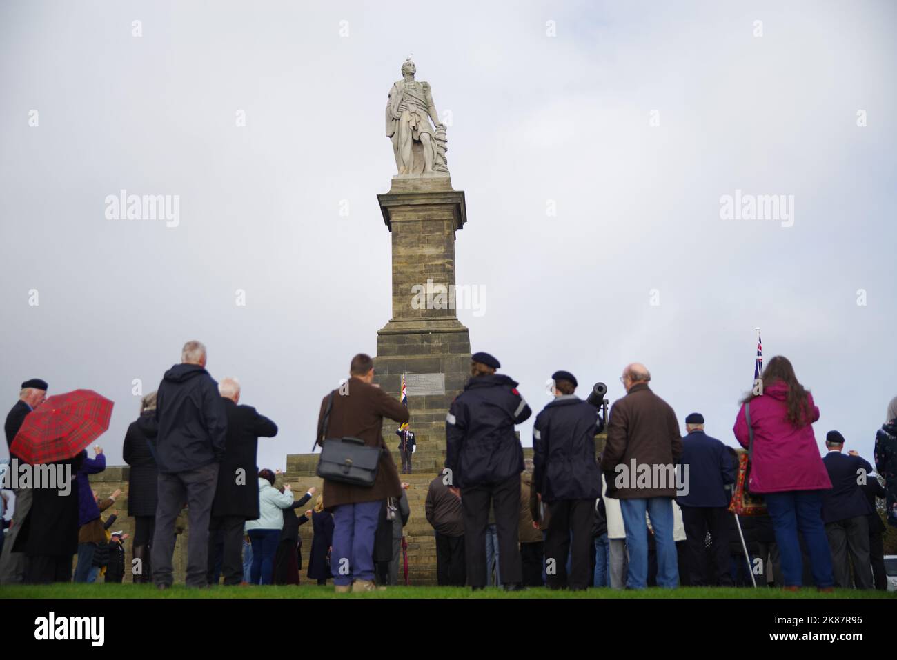 Tynemouth, Royaume-Uni. 21 octobre 2022. À 12 heures, les membres du public, les dignitaires invités et les invités honorés se tournent vers le monument pour le toast marquant l'heure à laquelle le premier coup de feu a été tiré à la bataille de Trafalgar le 21 octobre 1805. Crédit : Colin Edwards/Alay Live News. Banque D'Images