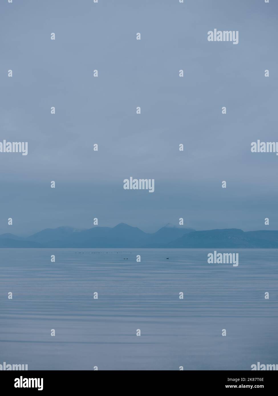 Île de Skye - bleu crépuscule minimal eau plate Scottish mer Island paysage dans les West Highlands, Ecosse Royaume-Uni - mer montagnes paysage marin Banque D'Images