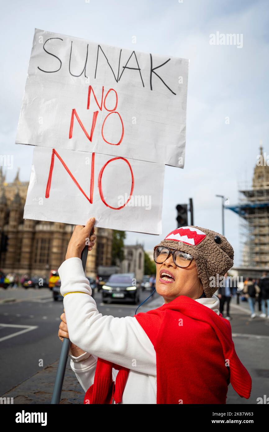 Londres, Royaume-Uni. 21 octobre 2022. Une femme porte un panneau anti-Rishi Sunak devant les chambres du Parlement. L'ancien chancelier de l'Échiquier Rishi Sunak devrait occuper la fonction de chef du Parti conservateur et de premier ministre à la suite de la démission de l'ancien Liz Truss la veille. Credit: Stephen Chung / Alamy Live News Banque D'Images