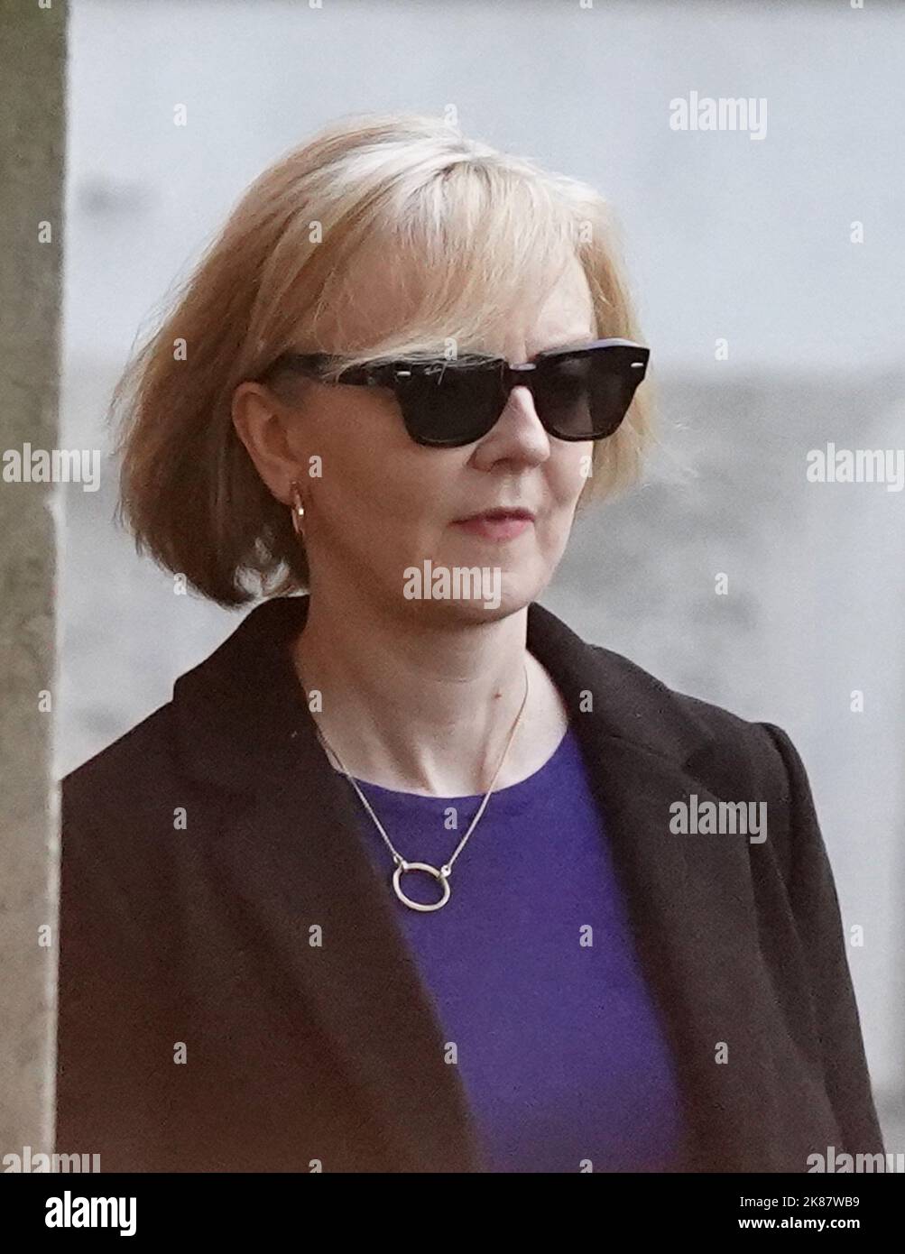 Le Premier ministre Liz Truss quitte Downing Street, Londres, après sa démission hier. Date de la photo: Vendredi 21 octobre 2022. Banque D'Images