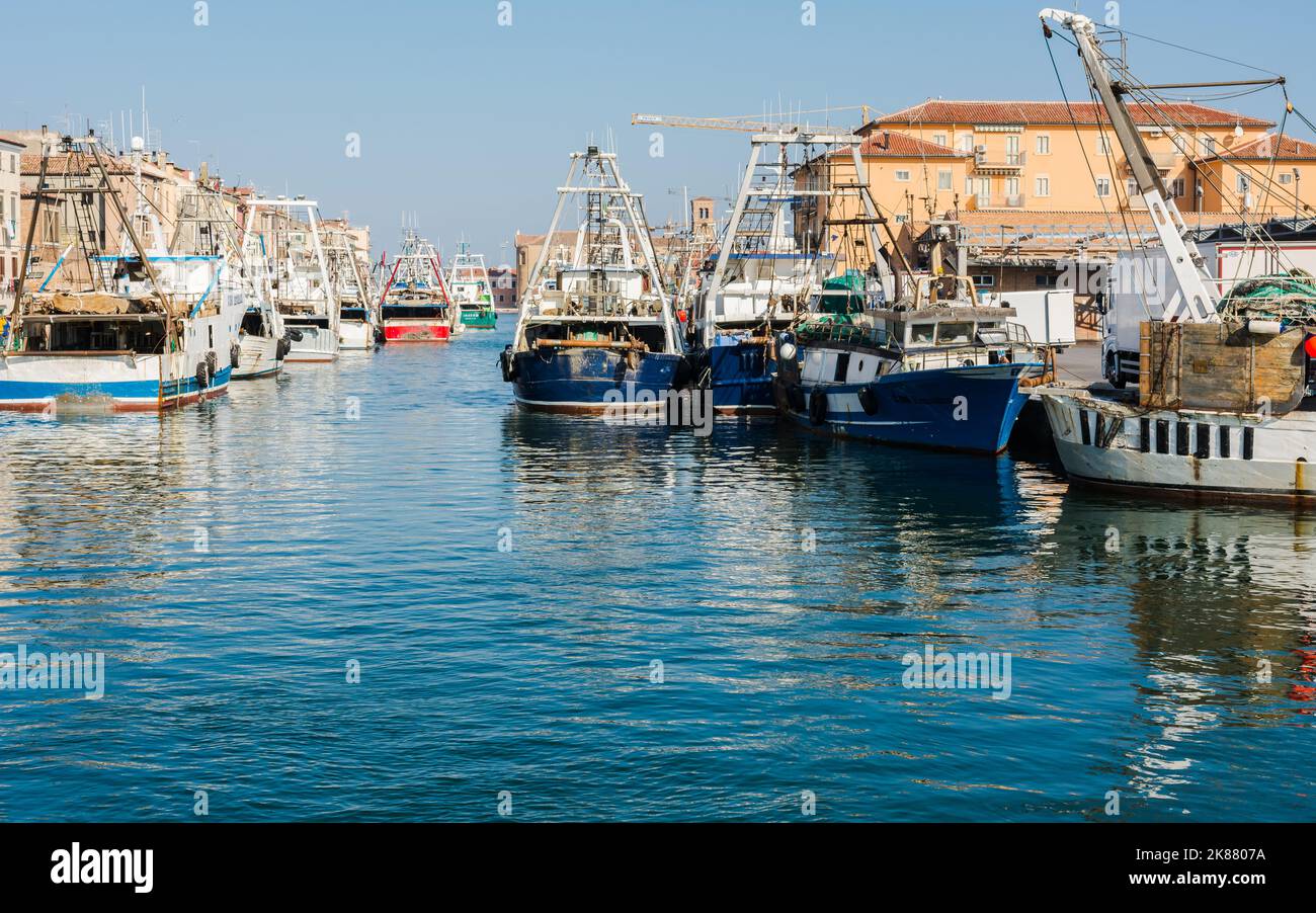 Chalutiers de pêche de la ville de Chioggia, lagune vénitienne, province de Vérone, Italie. Bateaux amarrés le long du canal Banque D'Images