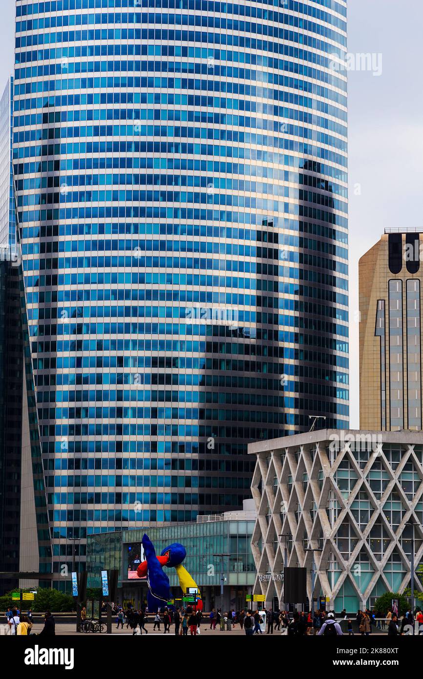 PARIS, FRANCE - 15 MAI 2015 : c'est un quartier de bâtiments de bureaux et de plans architecturaux modernes, appelé la Defanse. Banque D'Images