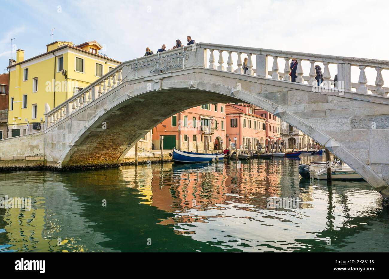 Le pont de Vigo dans le centre historique de la ville de Chioggia, lagune vénitienne, province de Venise, nord de l'italie - Europe Banque D'Images