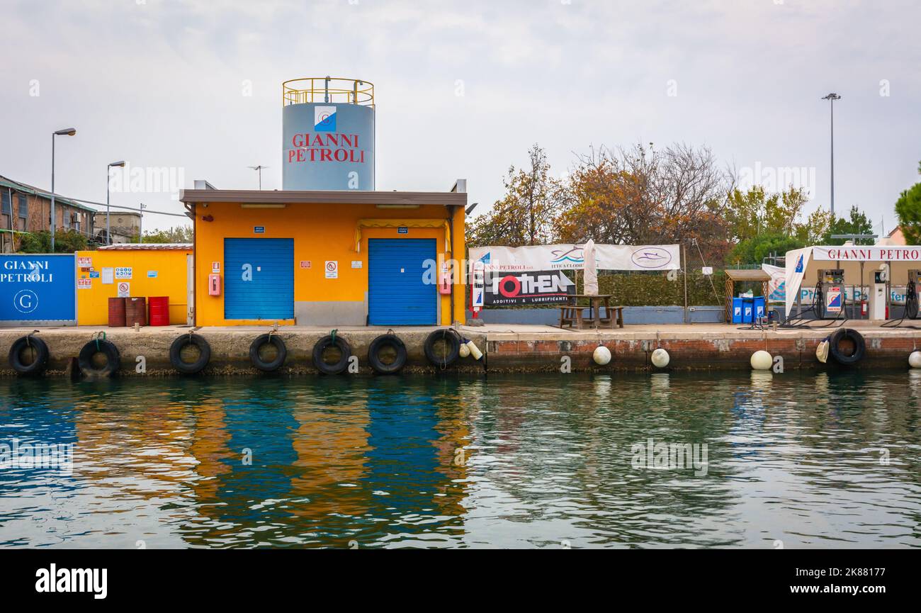 Diesel à essence côté canal et machines vendues à Chioggia, lagune vénitienne, province de Venise, nord de l'Italie Banque D'Images