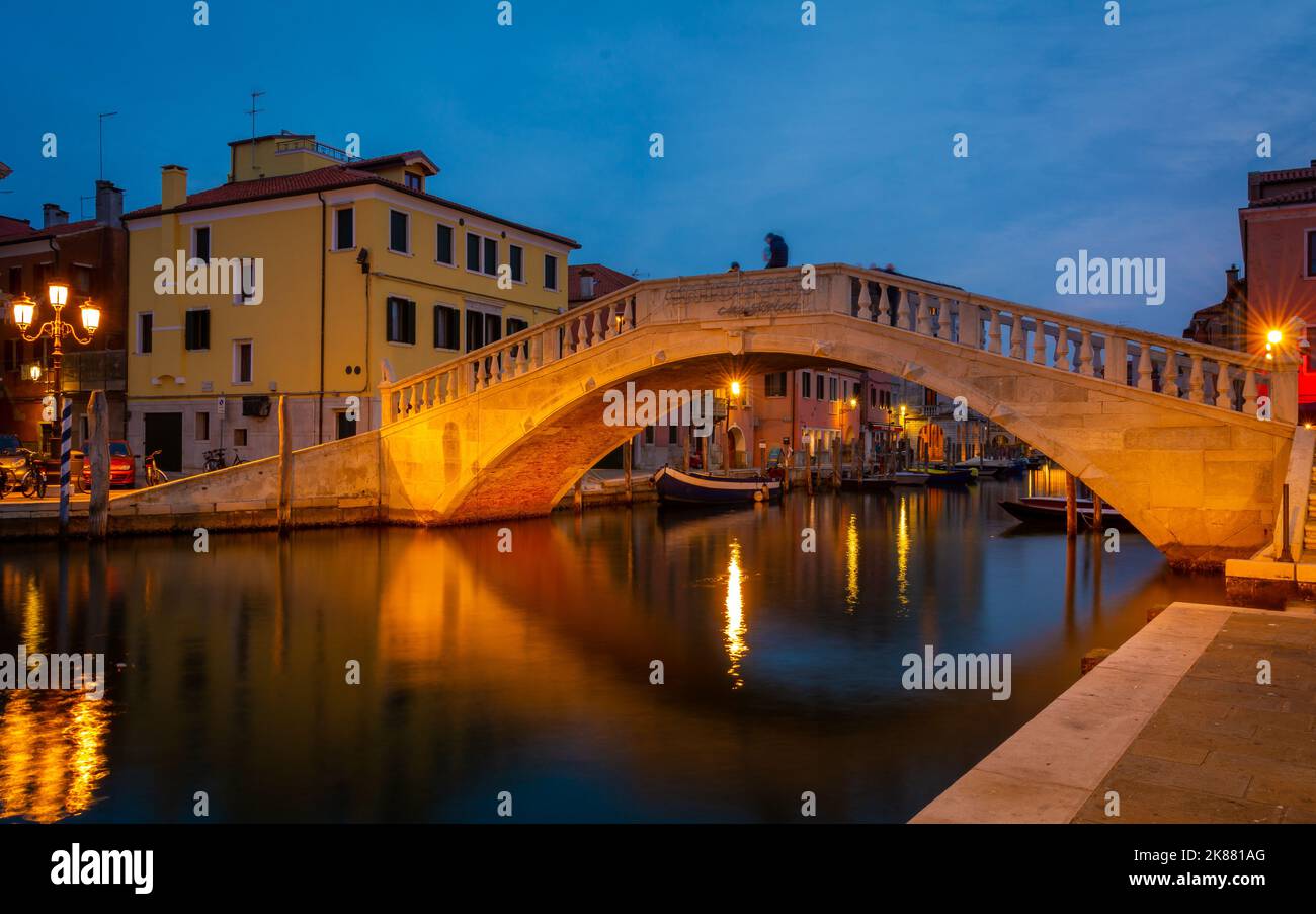 Le pont de Vigo dans le centre historique de la ville de Chioggia, lagune vénitienne, province de Venise, nord de l'italie - photographie de nuit - exposition longue Banque D'Images