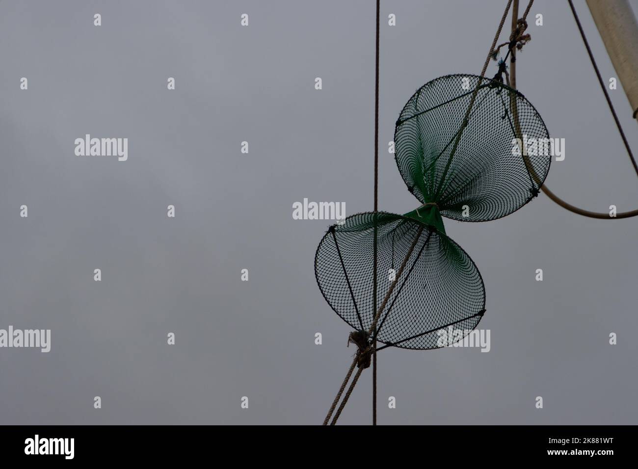 Gros plan du filet de pêche suspendu dans le gréement d'un chalutier à poissons Banque D'Images