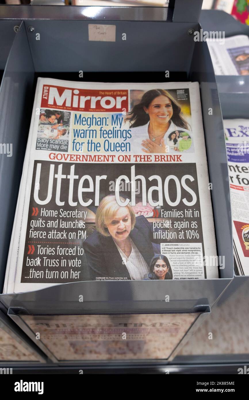 Daily Mirror première page titre du journal Liz Truss gouvernement chaos article 'totter chaos' à la Chambre des communes 20 octobre 2022 Londres Angleterre Royaume-Uni Banque D'Images