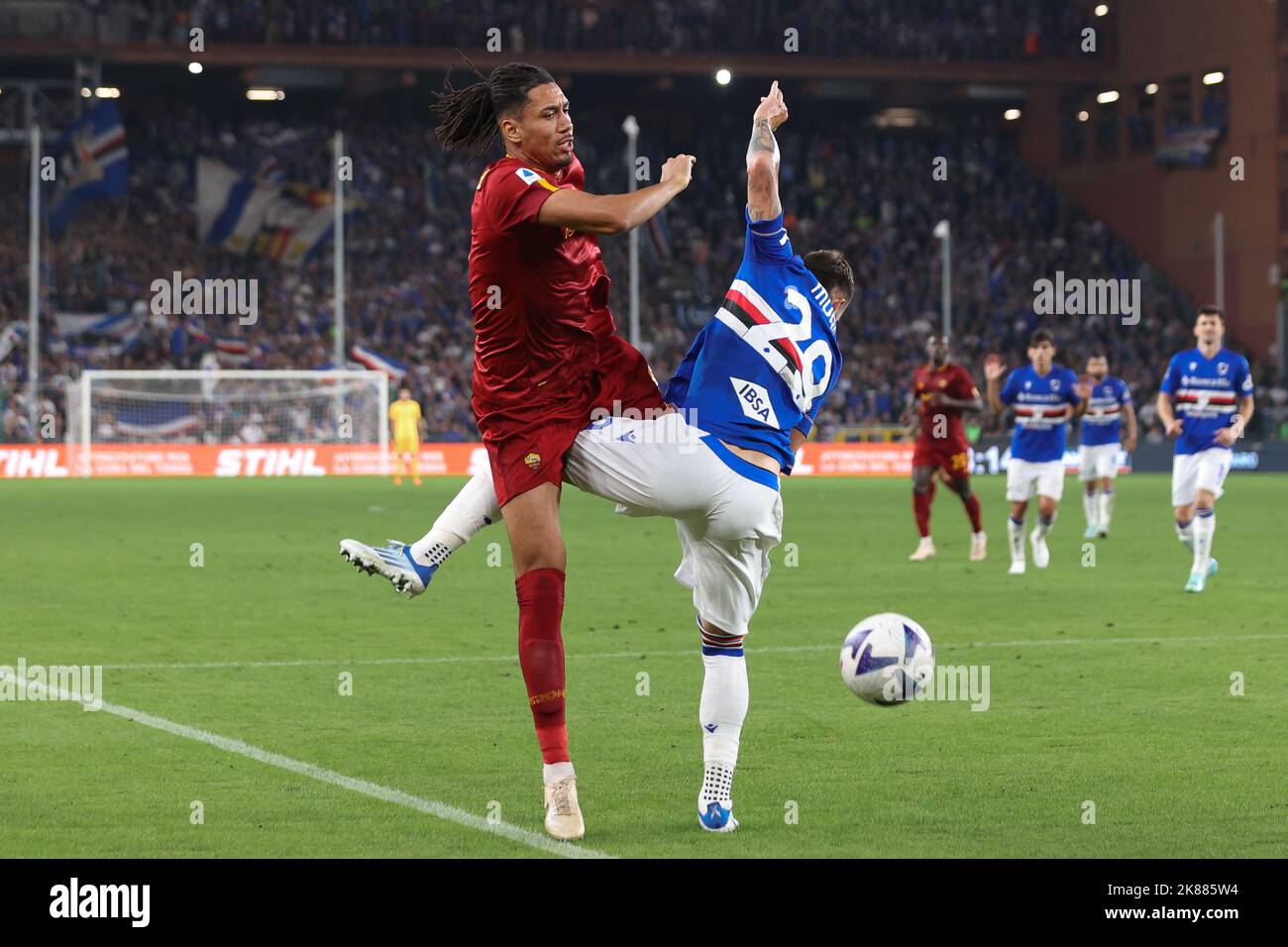 Genova, GE, Italie. 17th octobre 2022. Italie, Genova, oct 17 2022: Chris Smalling (défenseur des Roms) lutte pour le ballon dans la seconde moitié pendant le match de football SAMPDORIA vs AS ROMA, Serie A Tim 2022-2023 day10 stade Ferraris (Credit image: © Fabrizio Andrea Bertani/Pacific Press via ZUMA Press Wire) Banque D'Images