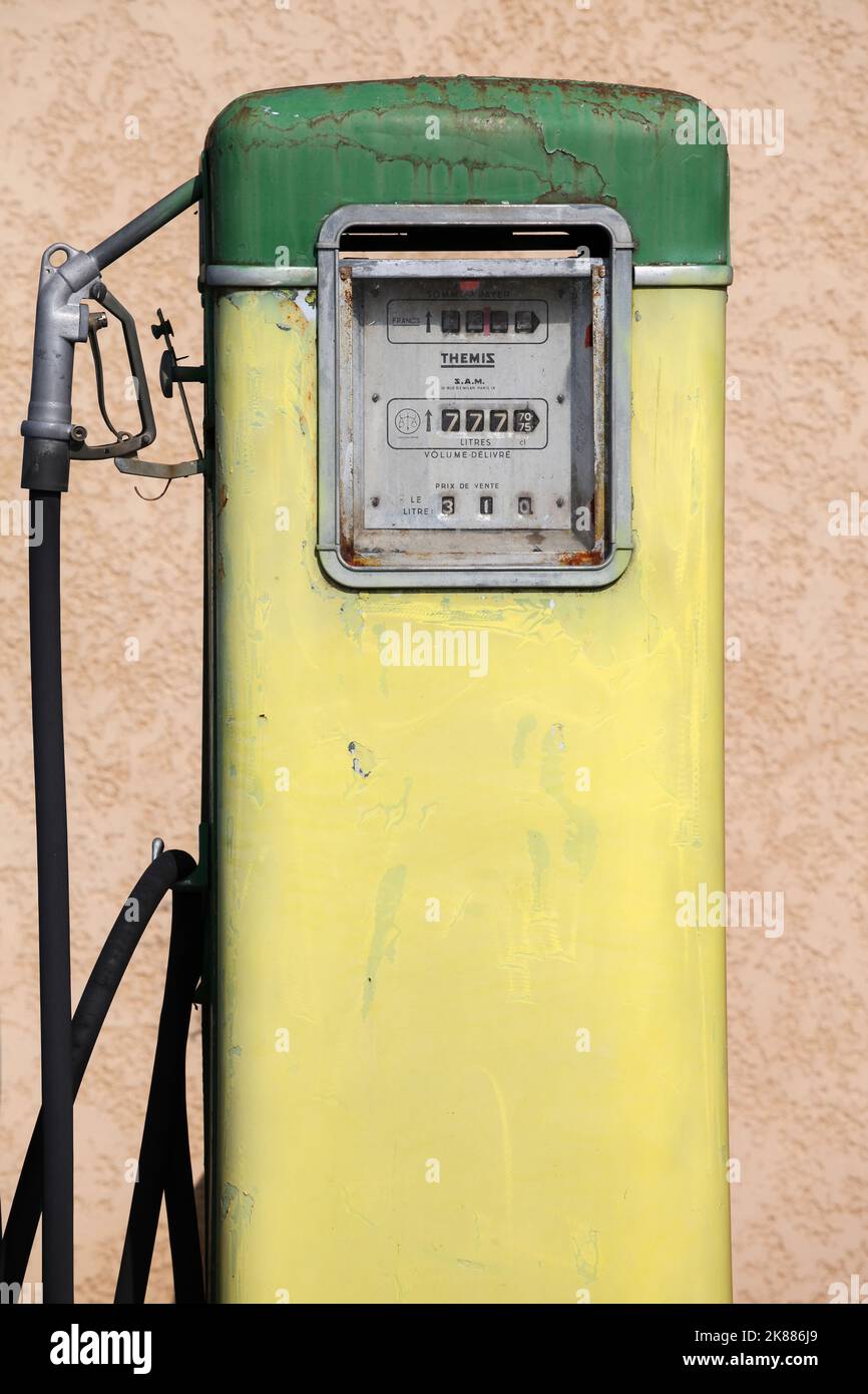 Oingt, France - 12 mars 2014 : pompe à gaz ancienne et ancienne en France Banque D'Images