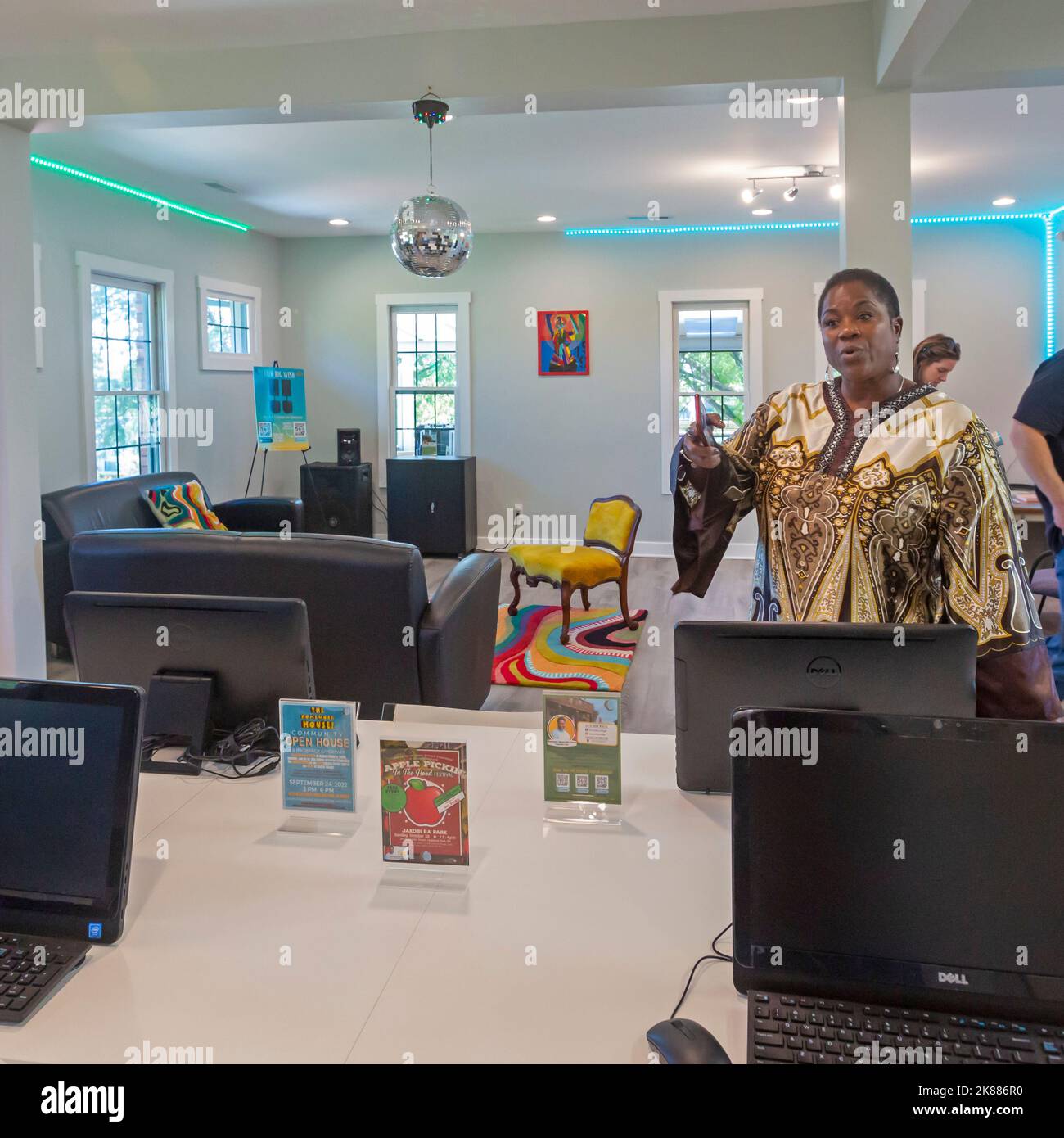 Highland Park, Michigan - Shamayim Harris (mama Shu) montre des visiteurs autour de la maison de travail, qu'elle a mis en place. Le but non lucratif aide les étudiants dans Banque D'Images