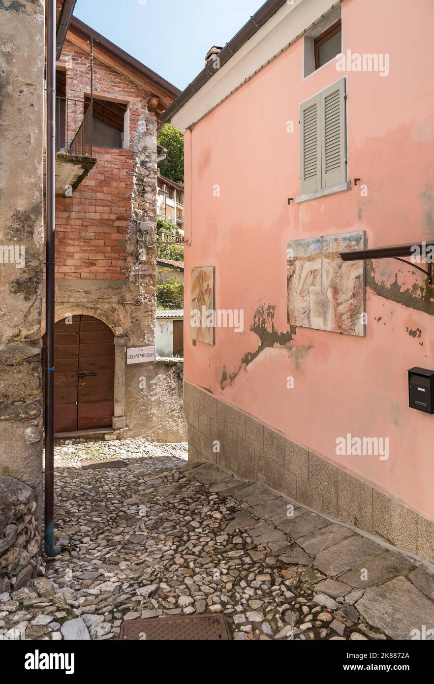 Rues pavées étroites avec peintures sur les murs dans l'ancien village peint Arcumeggia dans la province de Varèse. Banque D'Images