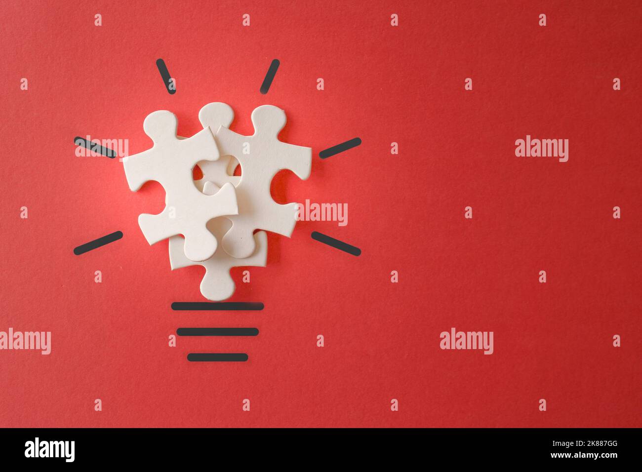Ampoule de puzzles sur fond rouge avec espace de copie. Inspiration, concept d'idée créative. Banque D'Images