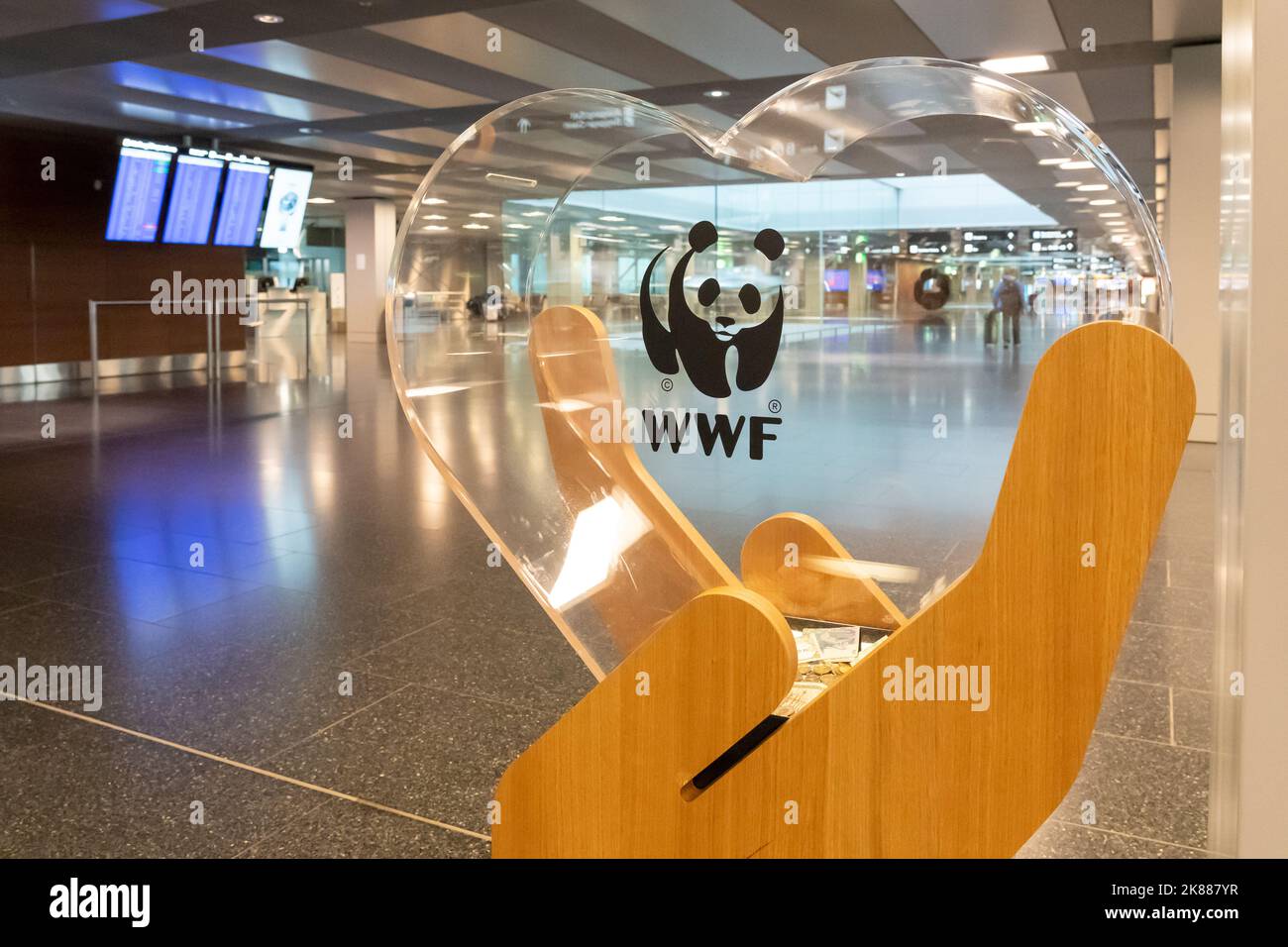 Oslo, Norvège - 28 septembre 2022: Une boîte de dons du WWF à l'aéroport d'Oslo. Banque D'Images