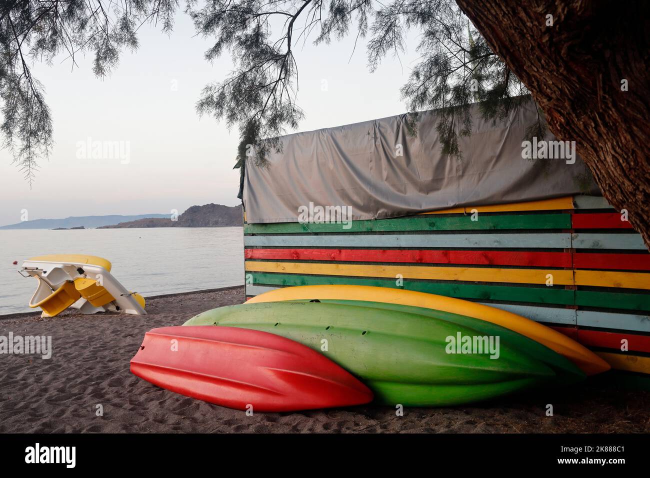 Kayaks / canoës et hangar coloré sur une plage de sable, Lesbos. Septembre / octobre 2022. Automne. Banque D'Images