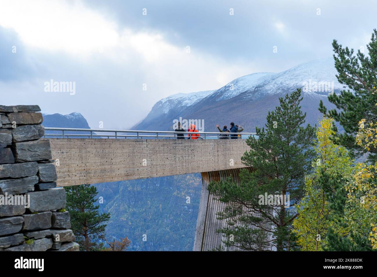 Les gens sur la plate-forme d'observation du point de vue de Stegastein près d'Aurland en Norvège. Banque D'Images