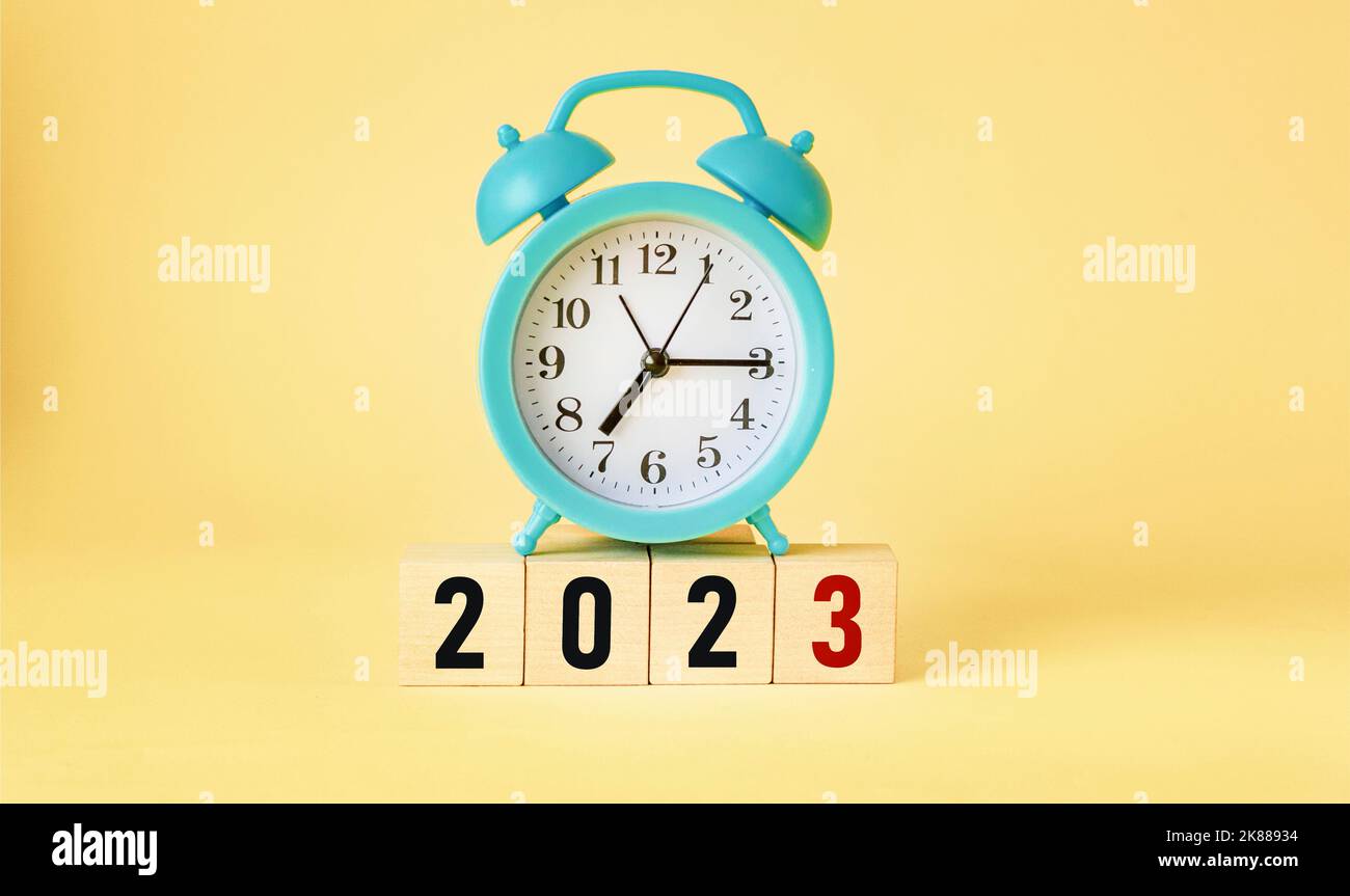 2023 symbole du nouvel an sur des blocs de bois sous l'horloge et sur ...